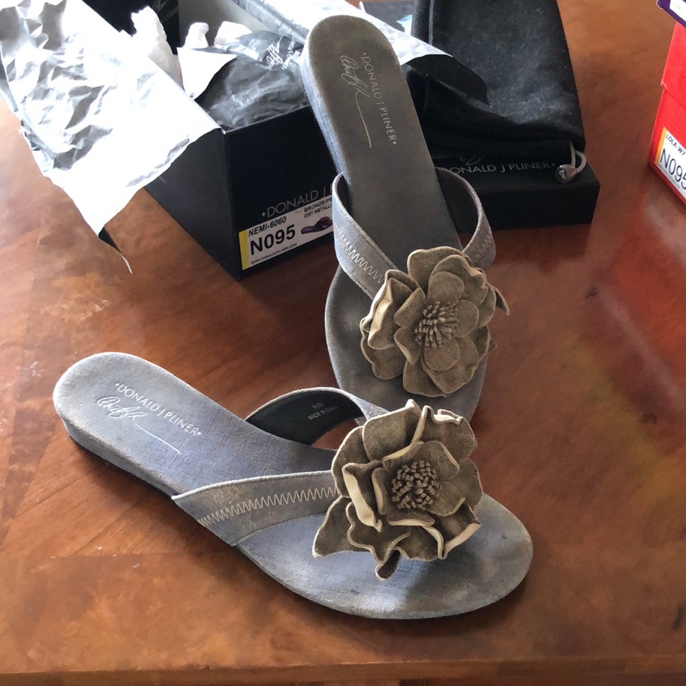 Donald J Pliner 9.5 N Flower leather sandal